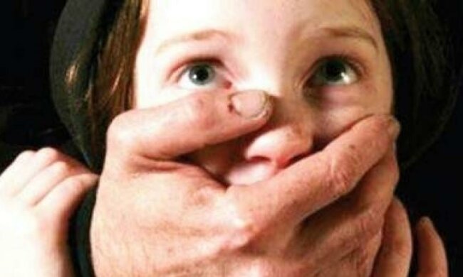 Под Киевом детей развращают прямо на улице