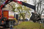 ДСНС изымает остатки баллистической ракеты возле многоэтажек в Киеве