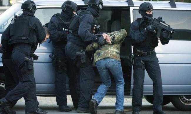 Зеленського "збила" вантажівка: до дружка Порошенка в Києві нагрянули копи
