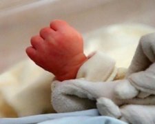 На Донеччині жінка закопала мертвонародженого сина в городі
