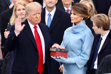 Поки Трамп у відрядженні Меланія влаштувала у Білому Домі "50 відтінків сірого