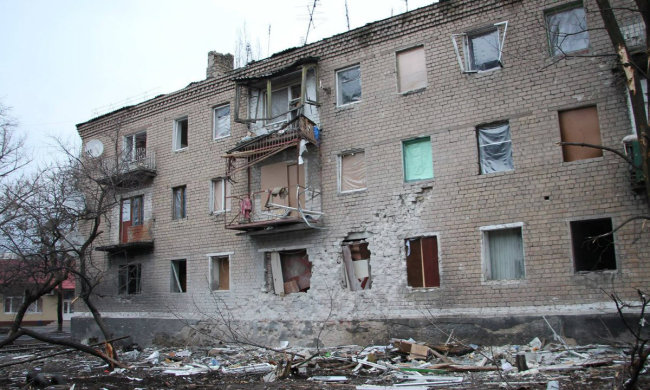 Бойовики вивозять маленьких українців в Москву: замість мирного неба над головою нехай подивляться, як бенкетують росіяни