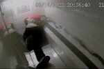 Кадры показали, как Ричарда в наручниках втолкнули в отсек для заключенных фургона
