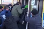 Толкотня на входе в секонд-хенда, кадр из видео