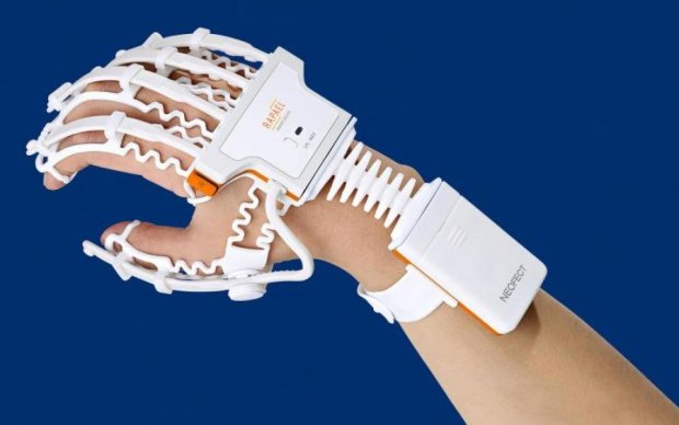 Розумна рукавичка подарує "голос" глухонімим людям