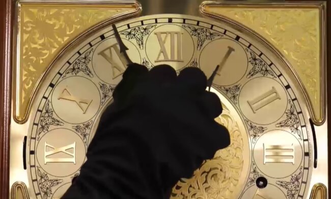 Переведення годинника, кадр з відео