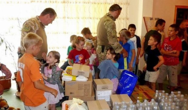 Военные подарили детскому дому Маруиполя арбузы и тетрадки (фото)