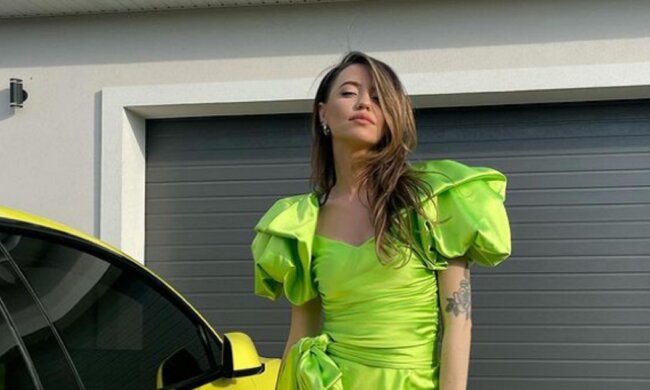 Надя Дорофєєва подражнила українців стрункими ніжками в короткій спідниці: "Полюбила літо"