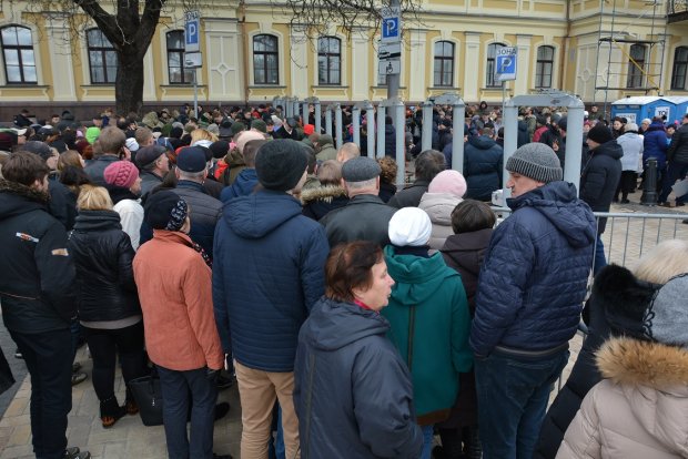 Пройти к сцене можно было только через металлодетекторы