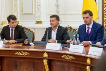 Дубилет взялся пересчитать зарплаты Зеленского, Разумкова, Гончарука - что из этого получилось