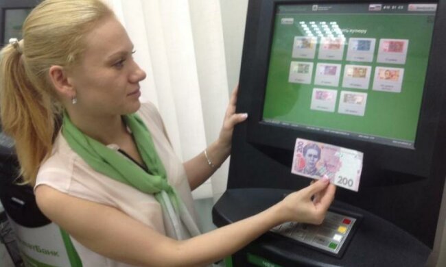 Прибутки українців віддадуть під контроль ПриватБанку