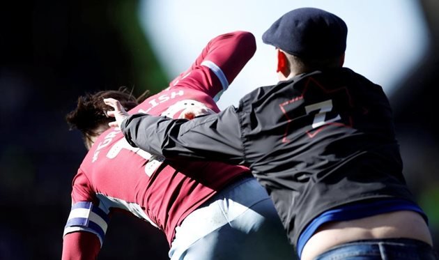 Неадекватний фанат вибіг на поле і напав на футболіста: відео