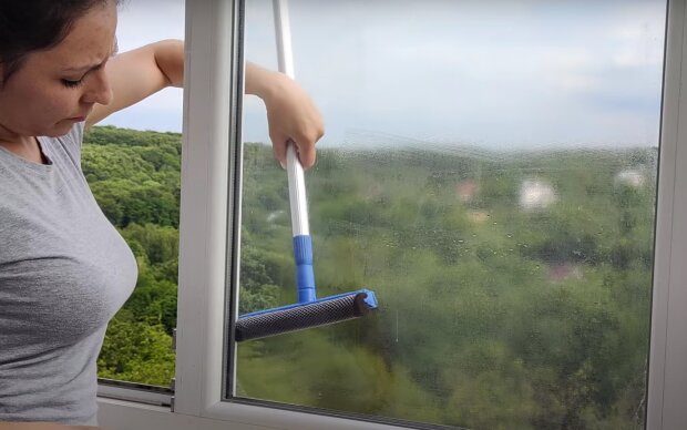 Миття вікон. Фото: скрін youtube
