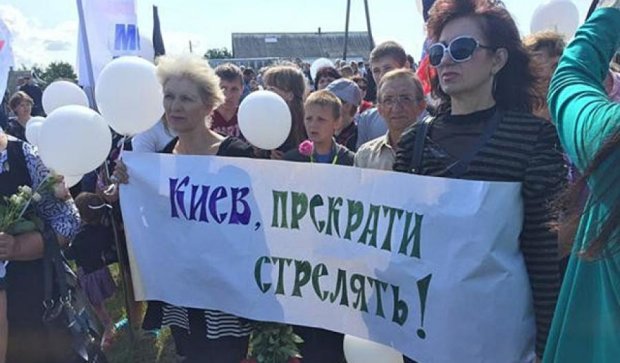 "ДНР" вивела людей з плакатами на місце катастрофи "Боїнга 777" (фото)