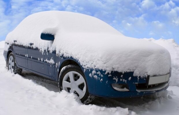 Машина під снігом. Фото: Автознаток.