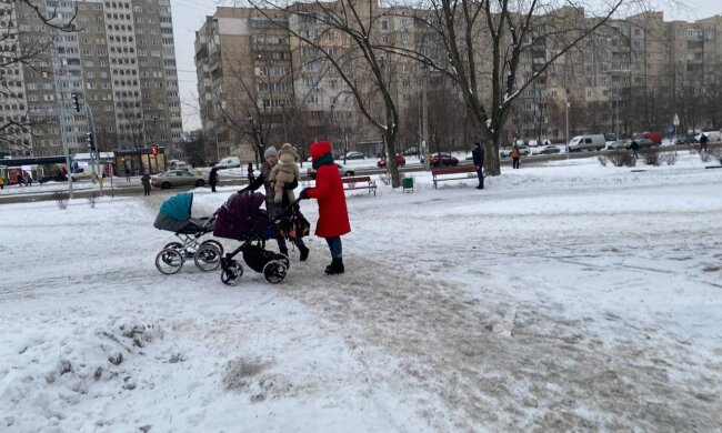 Родители с коляской, фото Знай.ua