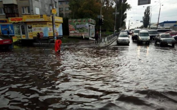 Затариваемся лодками? Киевские улицы превратились в реки