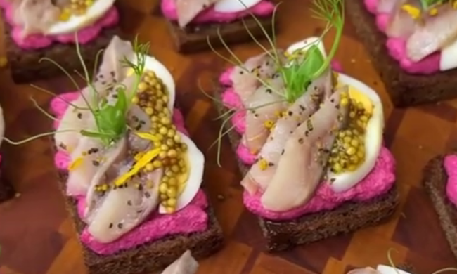 Бутерброды с селедкой, кадр из видео