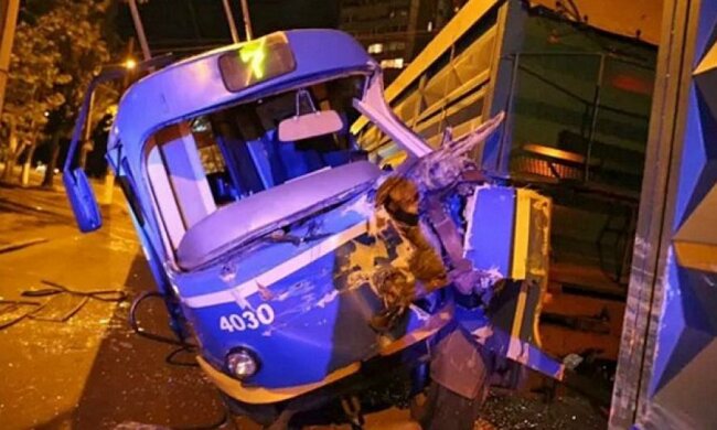 В Одесі фура знесла трамвай з рейок (фото)