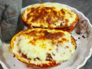 Тыква с мясной начинкой, кадр из видео