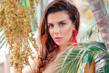 "Думаешь о нем - лучше приседай": Седокова без лифчика рассказала о правилах жизни