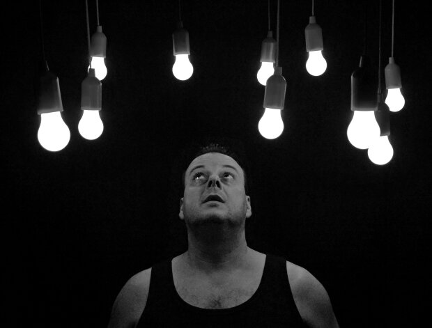 Людина з лампочками, фото: Pixabay