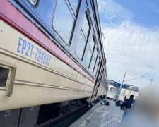 Последствия удара дроном по поезду в Днепре
