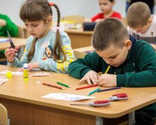 Діти за партою в школі
