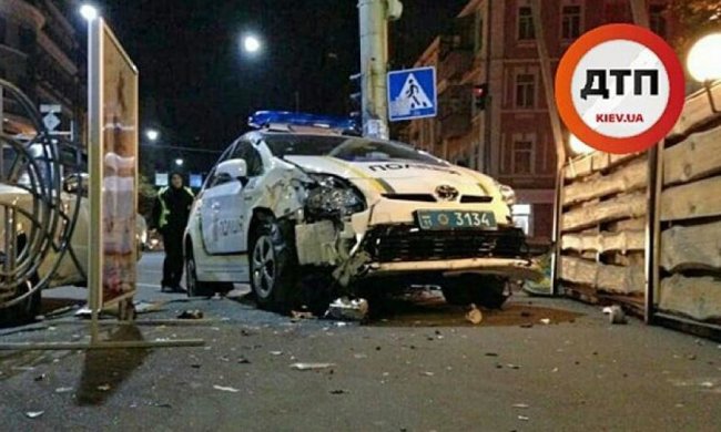 У столиці дівчина-коп заснула за кермом і стала причною аварії (фото)