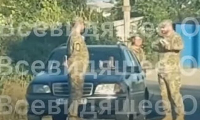 Працівник ТЦК впав під колеса. Фото скріншот Telegram