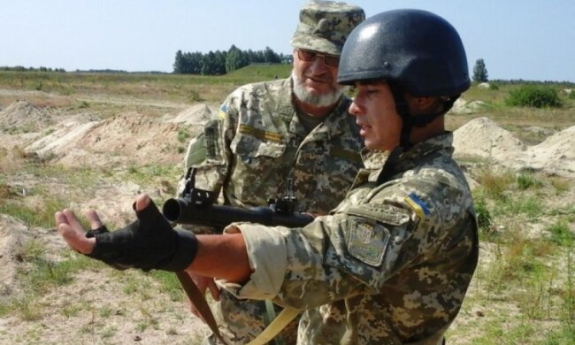 Кабмин отнимет часть выплат у военных резервистов 