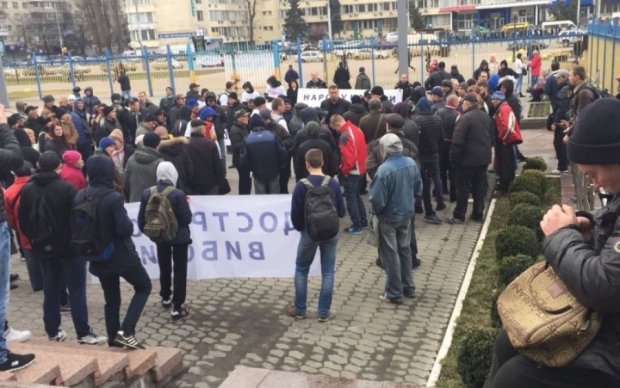 Понад тисяча людей блокують ЦВК і вимагають дострокових президентських і парламентських виборів