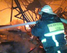 В Івано-Франківську 8 пожежних машин гасили столярний цех (фото)