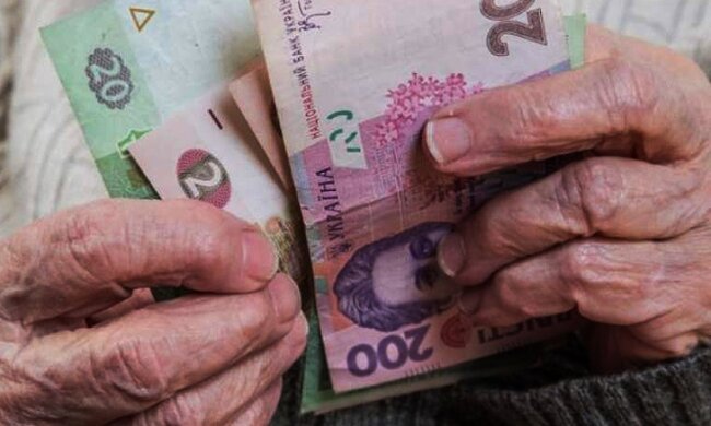 Жінки йтимуть на пенсію у 55: Зеленський вніс поправки до закону 4-х річної давності