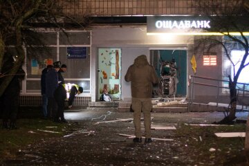 "Ощадбанк" злетів у повітря, скло гроші та бетон розлетілися на десятки метрів: перші кадри і подробиці