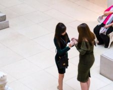 Пример мужчинам: сеть покорило лесбийское двойное предложение руки и сердца
