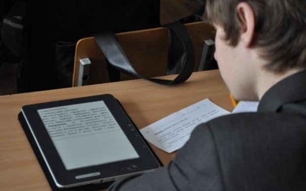 Бумажные учебники могут исчезнуть из украинских школ