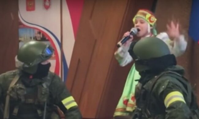 Вакханалія по-кримськи: дівчинка заспівала "зеленим чоловічкам" з автоматами