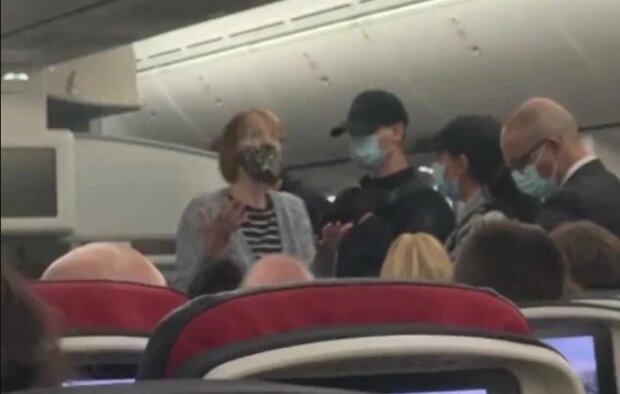 Более 20 человек выгнали з самолета, кадр из видео