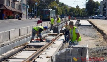 Гройсману на вотчині показали плитку, що"випарувалася" за добу