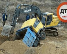 Грузовик ушел под землю в Киеве (фото)