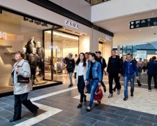 Протест? Уволенная госслужащая зачем-то поселилась в ТРЦ: фото