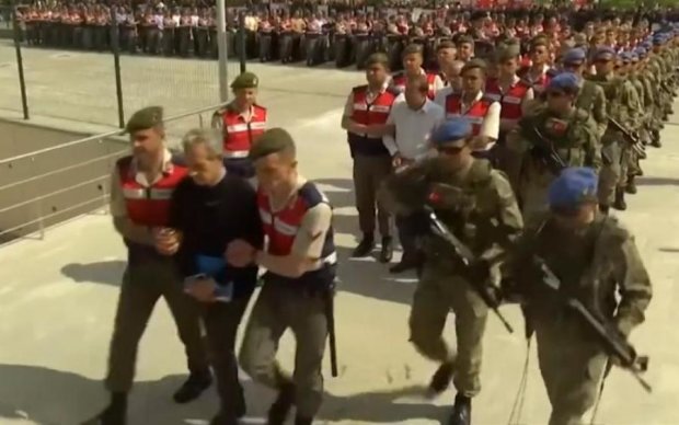 Враги Эрдогана "торжественно" промаршировали на суд: видео