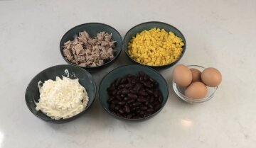 Многослойный салат с тунцем: фото скрин Ютуб