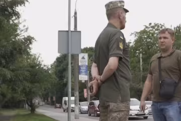 Працівник ТЦК та СП спілкується з чоловіком щодо бронювання та відстрочки