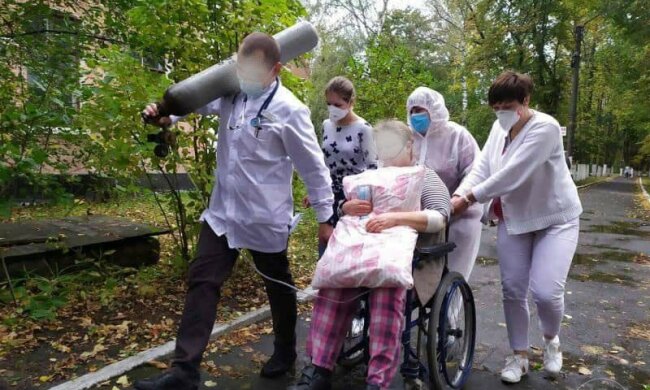 У Хмельницькому лікарі тягають балони, фото Telegram-канал