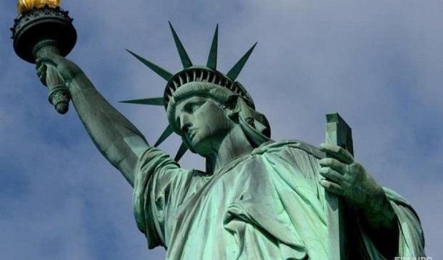 Статуя Свободи "запросила" біженців до США