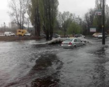 Київ накрило потужною зливою, на вулицях тонули авто
