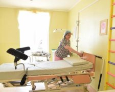 Між грошима і мораллю: українки заробляють сотні тисяч на материнстві
