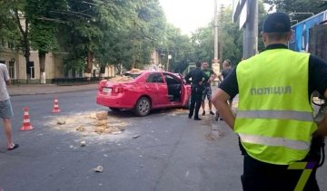 В Одесі автомобіль розбив бетонну огорожу військового госпіталю